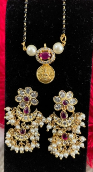Picture of Lakshmi pendant Blackbeads with earrings