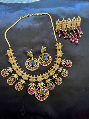 Picture of New - Gold look - bottu necklace set with extra kundan hair clip