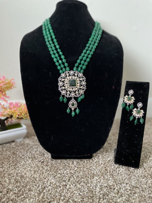 Picture of Green beads with beautiful Victorian Set