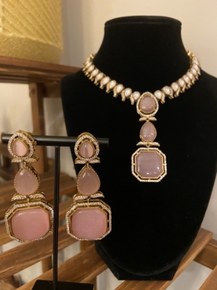 Picture of Necklace with matching earrings 