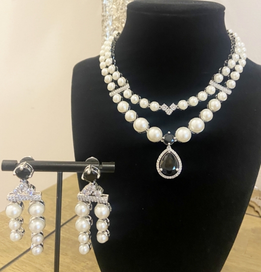 Picture of Beautiful and elegant pearl necklace with matching earrings 