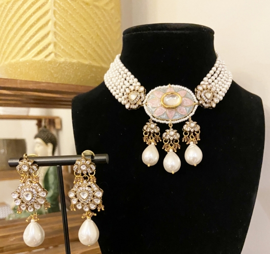 Picture of Beautiful pearl necklace with matching earrings 