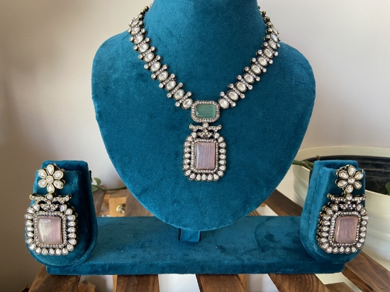 Picture of Necklace with matching earrings 