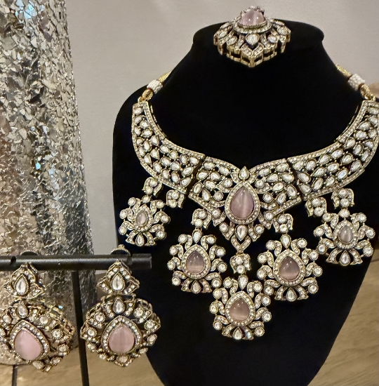 Picture of Beautiful dust pink neck set with maangtika